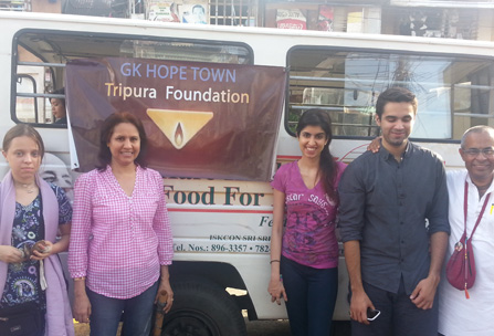 Volunteers Served Hot Meals to Hungry Crowds in the Philippines